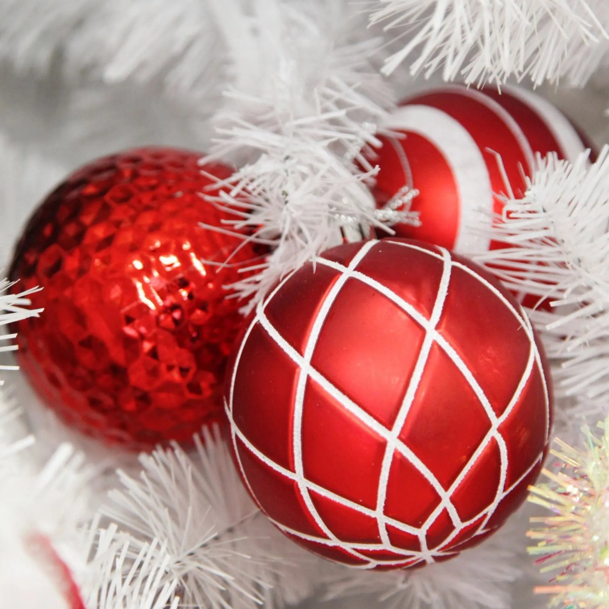 Assorted Decorative Red and White Shatterproof Christmas Baubles - Set of 6 Christmas Bauble Sets|