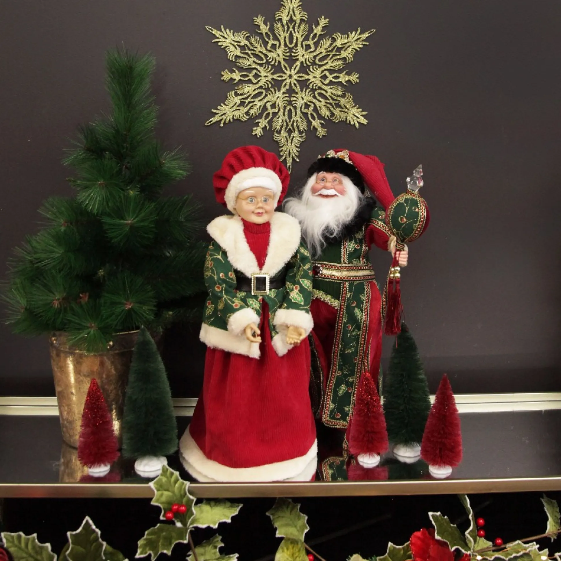 Traditional Mrs Claus Standing Christmas Ornament Christmas Figurines|